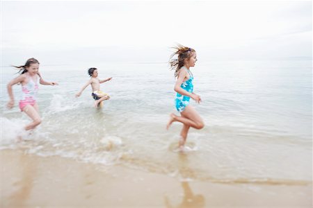 simsearch:693-03309303,k - Children running in surf Stock Photo - Premium Royalty-Free, Code: 693-03300551