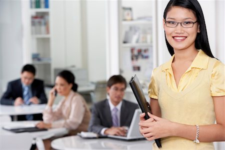 simsearch:693-03303406,k - Business woman standing in office, colleagues in background, portrait Foto de stock - Sin royalties Premium, Código: 693-03300644