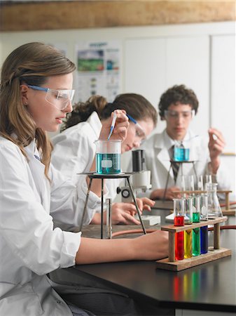 simsearch:649-07118448,k - Teenage students caring out experiments in chemistry class Foto de stock - Sin royalties Premium, Código: 693-03300747