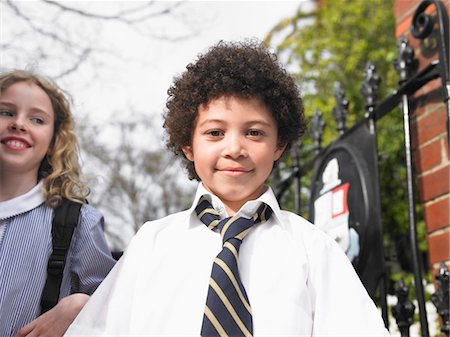 private school - Elementary school students standing by school gate, portrait Foto de stock - Sin royalties Premium, Código: 693-03300830