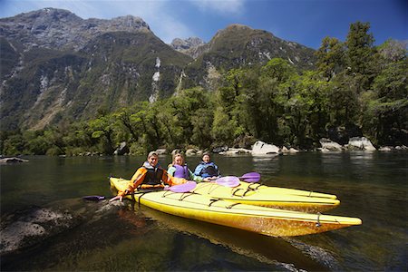 Three people paddling kayaks in mountain lake Foto de stock - Sin royalties Premium, Código: 693-03300872