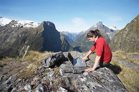 fiordland national park - Woman using laptop on mountain peak Foto de stock - Sin royalties Premium, Código: 693-03300893