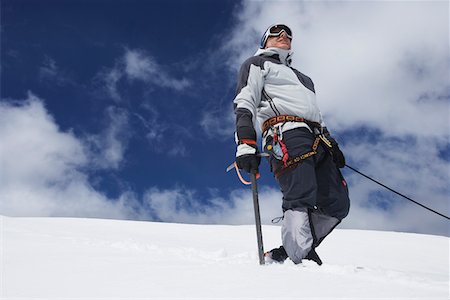 simsearch:693-03300957,k - Mountain climber standing on snowy slope with safety line attached Foto de stock - Sin royalties Premium, Código: 693-03300957