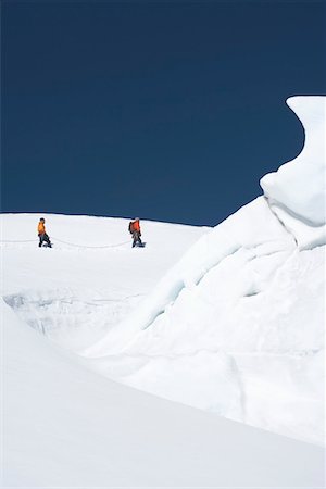 simsearch:693-03300957,k - Mountain climbers walking past ice formation Foto de stock - Sin royalties Premium, Código: 693-03300968