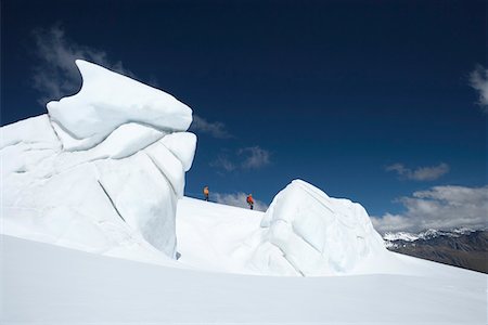 simsearch:693-03300957,k - Mountain climbers walking past ice formation Foto de stock - Sin royalties Premium, Código: 693-03300969