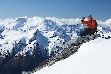 simsearch:693-03300957,k - Mountain climber taking a picture on mountain peak Foto de stock - Sin royalties Premium, Código: 693-03300983
