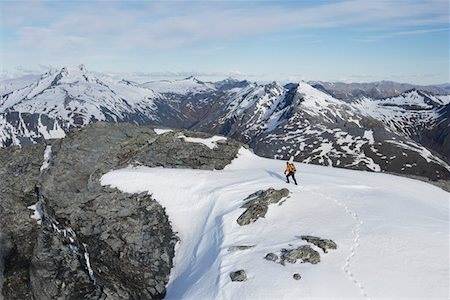 Alpiniste vers la crête lointaine sur neige Photographie de stock - Premium Libres de Droits, Code: 693-03300995
