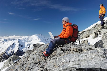 simsearch:693-03300957,k - Mountain climber using laptop on mountain peak Foto de stock - Sin royalties Premium, Código: 693-03300990