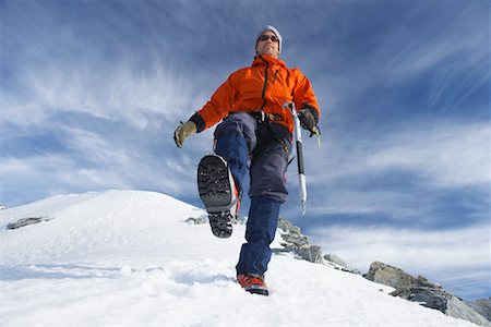 simsearch:693-03300957,k - Mountain climber hiking on snowy slope Foto de stock - Sin royalties Premium, Código: 693-03300993