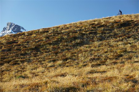 Cyclist riding on hill Fotografie stock - Premium Royalty-Free, Codice: 693-03301030