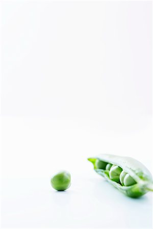 Open pea pod containing peas and single pea, close-up Foto de stock - Sin royalties Premium, Código: 693-03301356