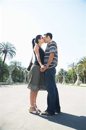 simsearch:693-03564692,k - Romantique jeune Couple Kissing Photographie de stock - Premium Libres de Droits, Code: 693-03301422