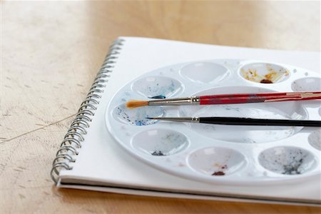 sketch pad - Brushes and palette on sketchbook Stock Photo - Premium Royalty-Free, Code: 693-03301749