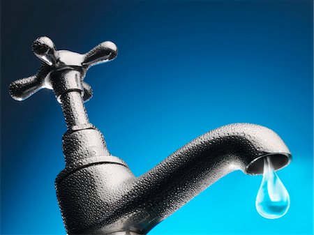 plumbing - Drop of water trickling from tap, close-up (digital composite) Foto de stock - Sin royalties Premium, Código: 693-03301795