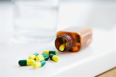 Spilt bottle of pills on counter, close up Foto de stock - Sin royalties Premium, Código: 693-03301923