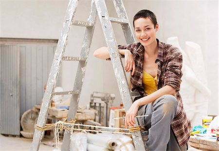 Female interior decorator sitting on ladder in work site, portrait Fotografie stock - Premium Royalty-Free, Codice: 693-03301956