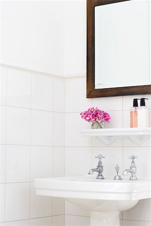 Pedestal Sink in Bathroom Stock Photo - Premium Royalty-Free, Code: 693-03301982