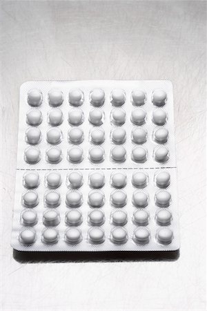 simsearch:6102-06965470,k - Tabletten in einer Verpackung Stockbilder - Premium RF Lizenzfrei, Bildnummer: 693-03302167