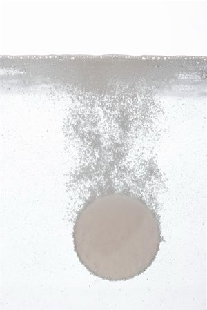 effervescing - Tablet sinking in water, close-up Foto de stock - Sin royalties Premium, Código: 693-03302207