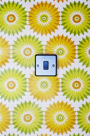 Light switch on flowery wallpaper Foto de stock - Sin royalties Premium, Código: 693-03303049