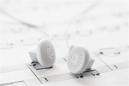 White headphones on sheet music Stock Photo - Premium Royalty-Free, Code: 693-03303041