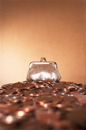 Bronze purse on heap of copper coins Foto de stock - Royalty Free Premium, Número: 693-03303062