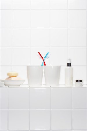 Still life of pair of toothbrushes conveying togetherness in white bathroom Foto de stock - Sin royalties Premium, Código: 693-03303073