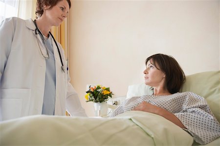 patient standing in hospital room - Médecin parler au Patient dans son lit d'hôpital Photographie de stock - Premium Libres de Droits, Code: 693-03303158