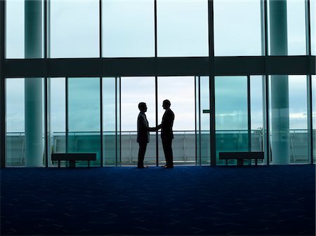 fensterscheibe - Geschäftsleute Shaking Hands in Tür, Kontur, Profil Stockbilder - Premium RF Lizenzfrei, Bildnummer: 693-03303508