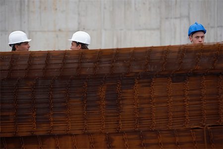 rebañar - Construction workers behind a stack of rebar Stock Photo - Premium Royalty-Free, Code: 693-03303605