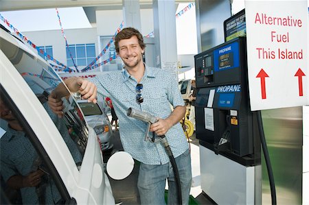 pompe à essence - Portrait d'un homme souriant, ravitaillement en carburant de la voiture à la station de gaz naturel Photographie de stock - Premium Libres de Droits, Code: 693-03314227