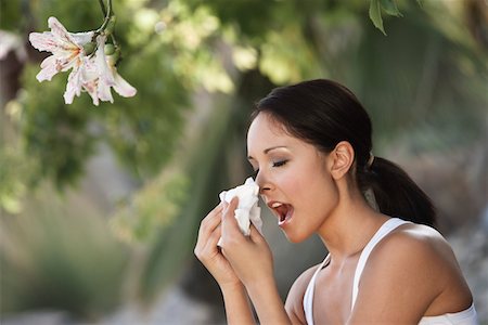 estornudar - Woman sneezing under tree Foto de stock - Sin royalties Premium, Código: 693-03314405