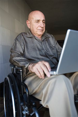simsearch:693-03314493,k - Älterer Mann im Rollstuhl mit laptop Stockbilder - Premium RF Lizenzfrei, Bildnummer: 693-03314496