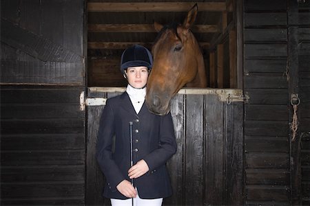 fouet (lanière) - Portrait de femme cavalier à cheval dans l'écurie Photographie de stock - Premium Libres de Droits, Code: 693-03314596