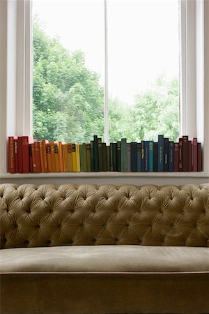 Row of books on windowsill Foto de stock - Sin royalties Premium, Código: 693-03314659