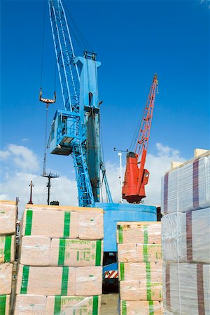 simsearch:693-03313840,k - Limassol, Cyprus. Cranes loading a freighter with cargo on quayside Foto de stock - Royalty Free Premium, Número: 693-03314947