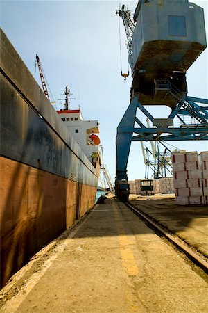 simsearch:693-03313840,k - Limassol, Cyprus. Crane loading a freighter with cargo on quayside Foto de stock - Royalty Free Premium, Número: 693-03314951