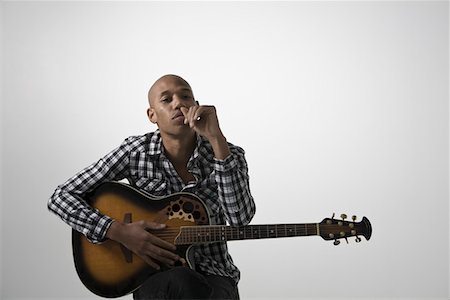 Young pensive man holding guitar Foto de stock - Sin royalties Premium, Código: 693-03315053