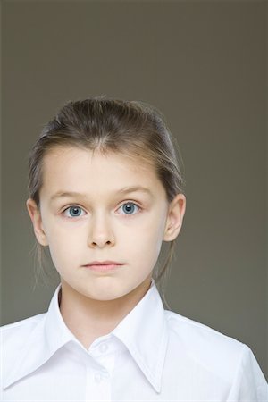 preteen girl brown hair blue eyes - Portrait en studio de fille Photographie de stock - Premium Libres de Droits, Code: 693-03315094