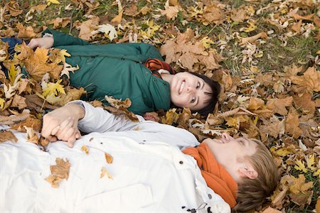 simsearch:640-03257281,k - Young couple lying on leaves in park Foto de stock - Sin royalties Premium, Código: 693-03315265