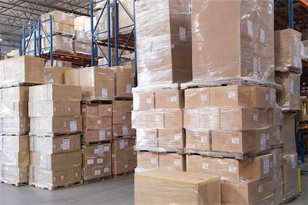 simsearch:693-03315351,k - Cardboard boxes stacked in distribution warehouse Foto de stock - Royalty Free Premium, Número: 693-03315348