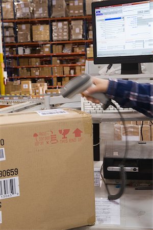 Man scanning bar code in distribution warehouse Foto de stock - Sin royalties Premium, Código: 693-03315358