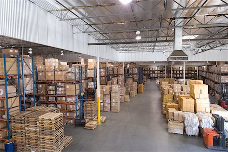 Cardboard boxes stacked in distribution warehouse Foto de stock - Sin royalties Premium, Código: 693-03315360