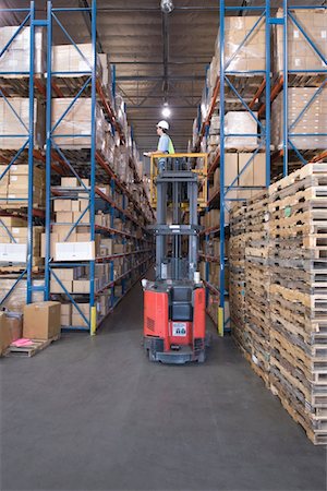 distribución - Cardboard boxes and wooden pallets in distribution warehouse Stock Photo - Premium Royalty-Free, Code: 693-03315361