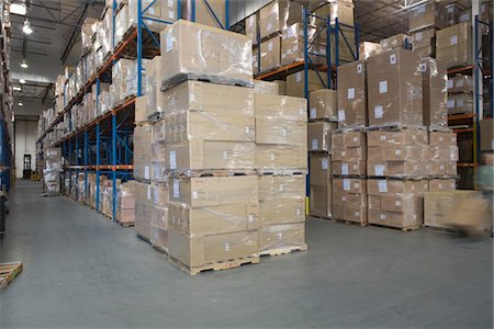 simsearch:693-03315379,k - Cardboard boxes stacked in distribution warehouse Foto de stock - Royalty Free Premium, Número: 693-03315362