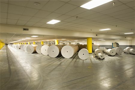 Huge rolls of paper in newspaper factory Foto de stock - Sin royalties Premium, Código: 693-03315501