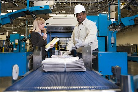 Man working on newspaper production line in newspaper factory Foto de stock - Sin royalties Premium, Código: 693-03315519