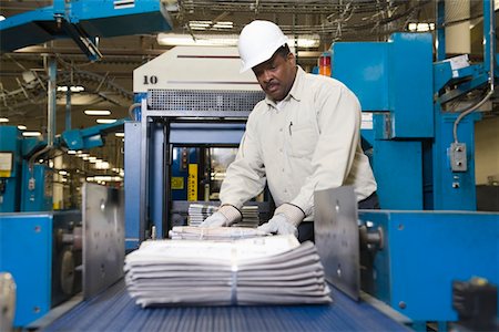 Man working on newspaper production line in newspaper factory Foto de stock - Sin royalties Premium, Código: 693-03315521