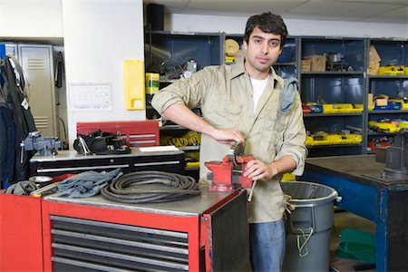 schraubzwinge - Mann in der Werkstatt mit Werkzeugen Stockbilder - Premium RF Lizenzfrei, Bildnummer: 693-03315542