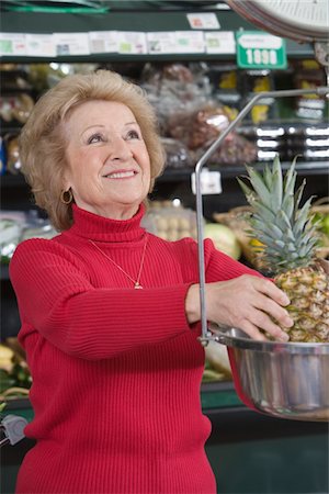 simsearch:693-03315576,k - Senior woman weighing pineapple in supermarket Stock Photo - Premium Royalty-Free, Code: 693-03315577